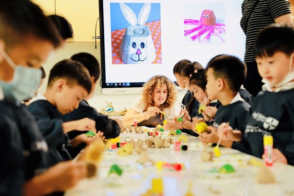 Maria老師在課堂上指導孩子們以雞蛋盒為原材料進行藝術創作