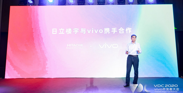 Head of Ropen's Development & Design department, Zhong Zhaofeng, led the discussion and exchange relating to the topic of "People, Building and Intelligent Life"