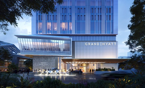 Mr. Weber Lo, Chief Executive Officer of Hang Lung Properties (left), and Mr. David Udell, Group President, Asia Pacific, Hyatt Hotels Corporation (right), ink partnership between Hang Lung and Hyatt to open Grand Hyatt Kunming at Spring City 66 in the capital and the largest city of Yunnan province in mainland China.