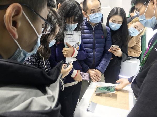 重大突破！在MWC亮相的隔空充電技術是全球首款可量產的