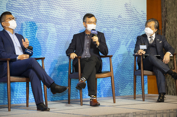 （左起）香港資訊科技聯會會長邱達根先生、行政會議成員林正財醫生，及應科院署理聯席行政總裁兼首席營運總監司徒圣豪博士于以“一個由科技打造可持續未來會是什么模樣”為主題的第二個小組研討會分享見解。