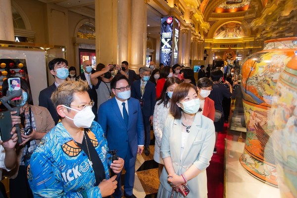 「金沙陶瓷計劃：無限超越」國際當代陶瓷藝術展的開幕儀式結束後，一眾主禮嘉賓在國際知名陶瓷藝術大師兼策展人鄭禕女士的導賞下參觀展區。