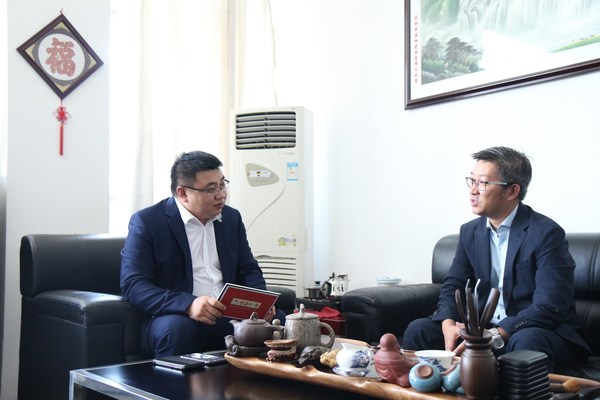深圳視爵光旭電子有限公司創始人兼總經理郝宗潮（右）接受古鎮燈飾傳媒戰略中心總經理楊軍采訪