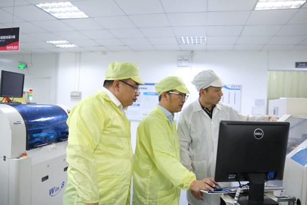 古鎮燈飾傳媒戰略中心總經理楊軍與視爵光旭創始人郝宗潮（中）參觀視爵光旭生產基地