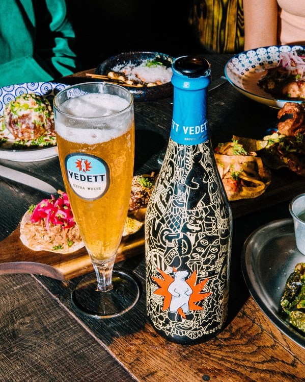 VEDETT超級白熊啤酒酒瓶和杯子圖