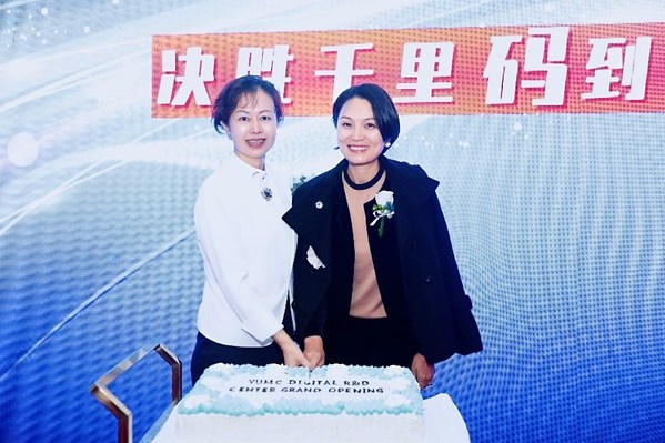 百勝中國首席執行官屈翠容女士（右）與首席技術官張雷女士（左）