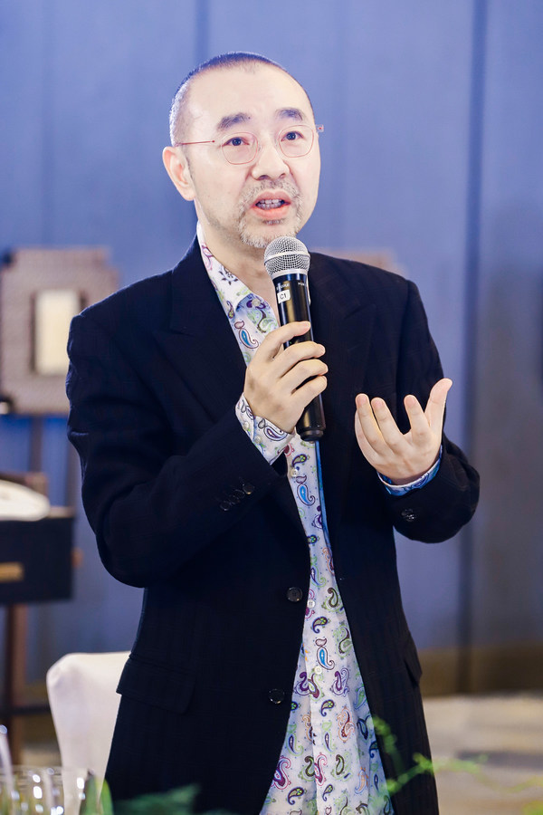 劉儀偉老師在10月22日參加杭州釣魚臺賓館“賞味·星廚”之“鄉味”有感，借東坡先生《定風波》下闕抒懷：“千里奔赴年愈少，微笑，笑里尤帶桂花香。試問賞味何安好，卻道，舌尖安處是吾鄉。”