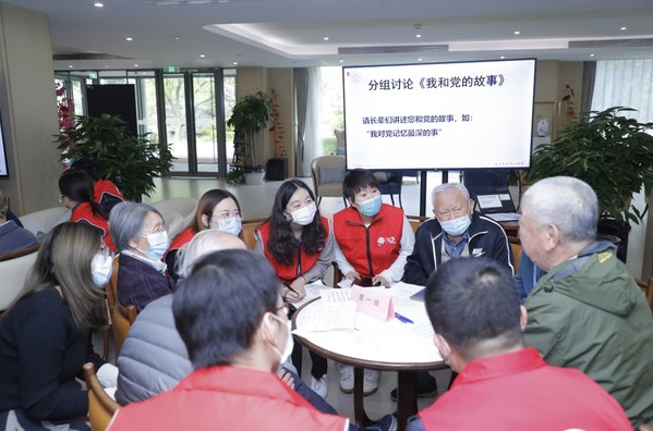 “傾聽者”志愿者和社區老人共話崢嶸歲月