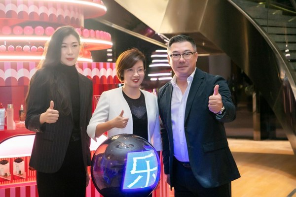總經理與賓客在圣誕樹前合影