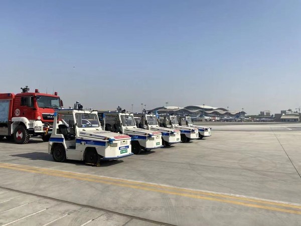 馭勢科技聯合烏魯木齊國際機場落地全球首批機坪無人駕駛行李牽引車