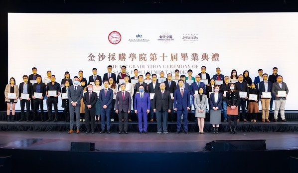 第十屆金沙采購學院畢業供應商參與上周五于澳門倫敦人舉行的畢業典禮。學院旨在與本地供應商分享業務知識及營商技能，協助他們提升與大型國際客戶合作經驗與能力。