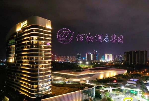 佰翔酒店集團新春獻禮 五百架無人機表演點亮夜空