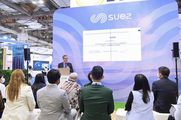 Steve Clark, CEO of SUEZ Asia, unveil the launch of the AssetAdvanced? solution during the Singapore Water International Week