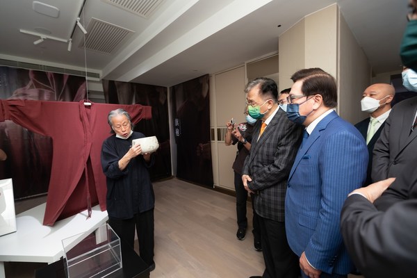 一眾嘉賓在藝術家水禾田大師的帶領下進行展覽導賞。