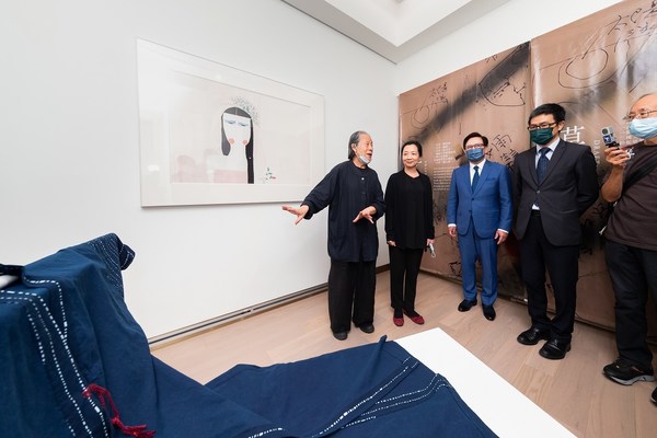 一眾嘉賓在藝術家水禾田大師的帶領下進行展覽導賞。