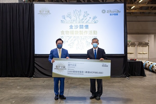 金沙中國有限公司總裁王英偉博士（左）向澳門明愛總幹事潘志明（右）頒贈相當於2,600個食物福袋、總值澳門幣88萬元的支票。食物福袋將由澳門明愛派發予本澳社區有需要人士。