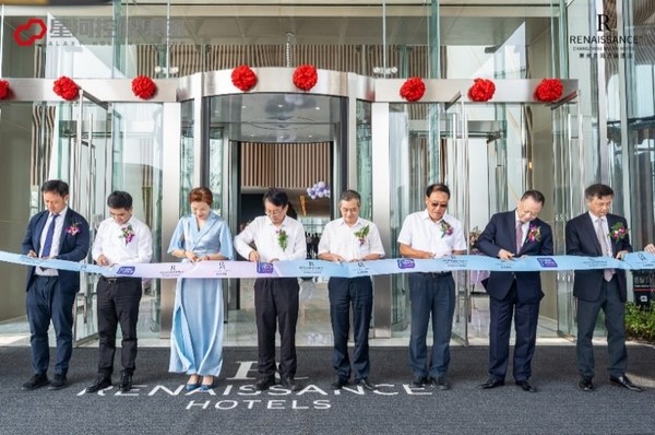出席領導嘉賓共同為開業剪彩