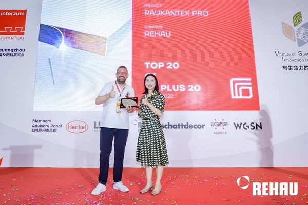20 PLUS 20 Award頒獎儀式-左：德國瑞好東北亞區總裁Matthias Haasler先生，右：科隆展覽（北京）有限公司廣州分公司總經理歐敏兒女士
