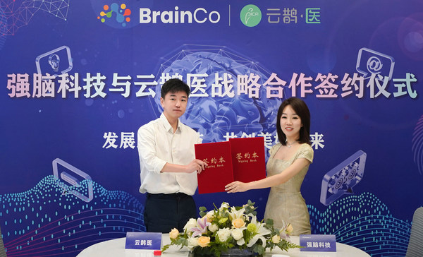 云鵲醫副總裁何珂（左）與強腦科技副總裁楊承君（右）交換簽約本