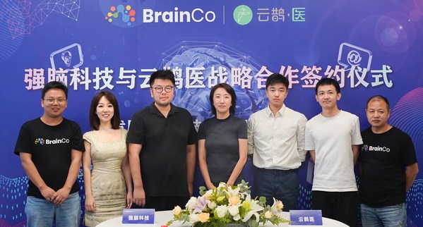 云鵲醫與強腦科技合作雙方代表合影