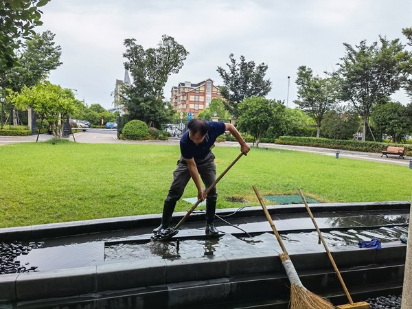 慈溪恭和苑保潔副主管孫銘權清理園區環境
