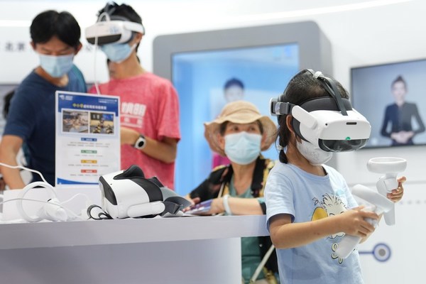 中國の首都?北京で開催された2022 CIFTISの期間中、首鋼園の文化観光サービス展示ホールでVR機器を使ってみる少女－2022年9月4日 （Xinhua/Ju Huanzong）
