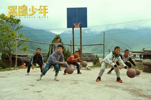 新東方電影處女作《黑鷹少年》上映 再現涼山少年熱血追夢故事