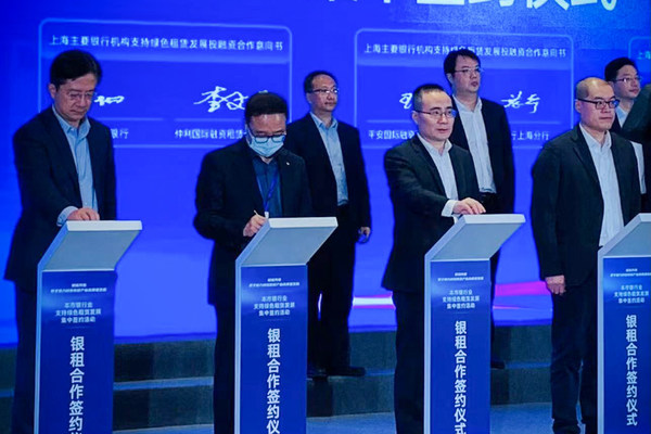 仲利國際總經理陳坤明代表與上海銀行簽約