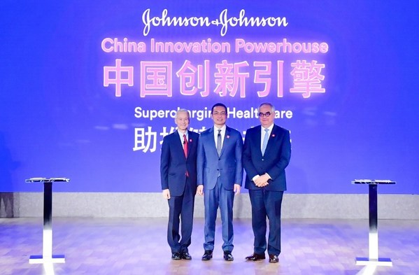 強生首席執行官杜安卿Joaquin Duato（左）與強生全球資深副總裁、中國區主席宋為群（中）共同啟動強生中國創新引擎