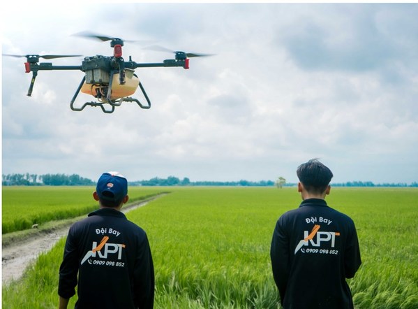 XAG trang b? ph??ng ti?n bay kh?ng ng??i lái (drone) ?? giúp n?ng dan tr?ng lúa Vi?t Nam ki?m thêm thu nh?p