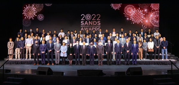 一眾獲獎的供應商代表、畢業供應商及主禮嘉賓於12月2日在澳門倫敦人舉行的2022金沙卓越供應商頒獎禮暨金沙採購學院第十一屆及第十二屆畢業典禮上合照留念。