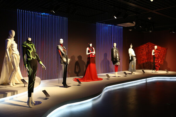 "衣啟萬象：中國服裝設計30年"展覽在中國絲綢博物館開幕