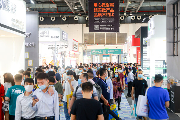 促廠商成交，謀行業發展。3月18日第28屆古鎮燈博會璀璨綻放