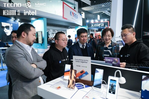 インテル（INTEL）中國のシニア?バイス?プレジデント兼會長がバルセロナのMWC 2023年でテクノラップトップ（TECNO Laptop）を訪問