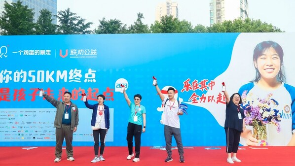 嘉賓在舞臺發令