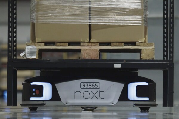 案例丨250臺AMR機器人助力英國零售巨頭NEXT，實現揀分一體高效作業