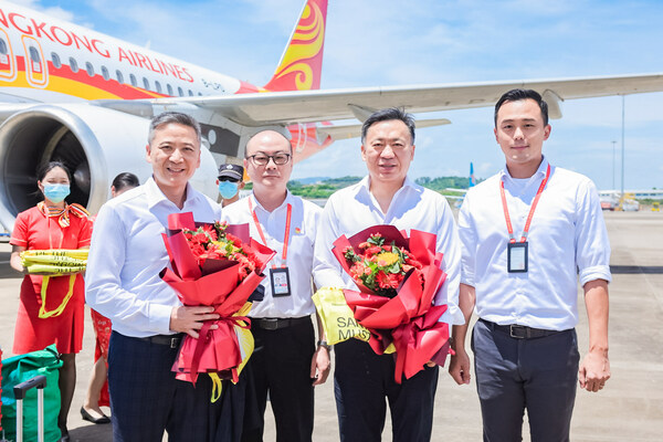 鳳凰機場熱烈迎接首航乘客