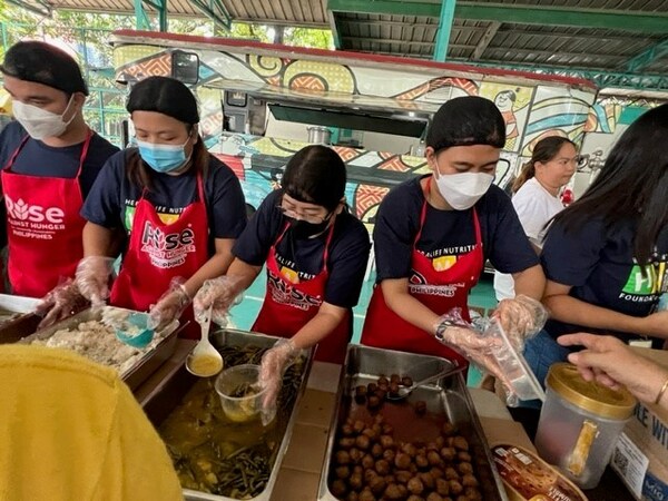 Nhan viên và nhà phan ph?i c?a Herbalife dành h?n 3.200 gi? tham gia ho?t ??ng thi?n nguy?n t?i các c?ng ??ng trên kh?p khu v?c Chau á Thái Bình D??ng trong Tháng M?c Tiêu Toàn c?u