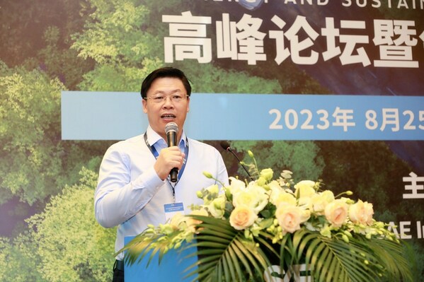 同濟大學汽車學院院長張立軍教授主持第一天上午的全體大會