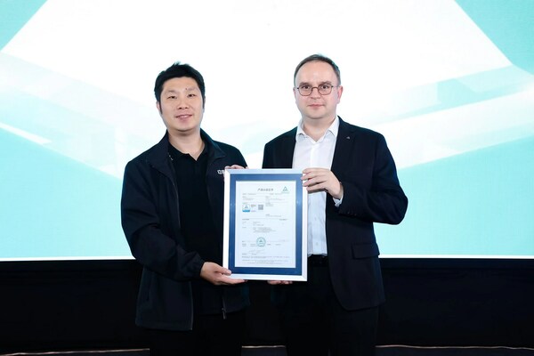 TüV萊茵為中影CINITY LED影院屏幕頒發低藍光、無頻閃認證證書