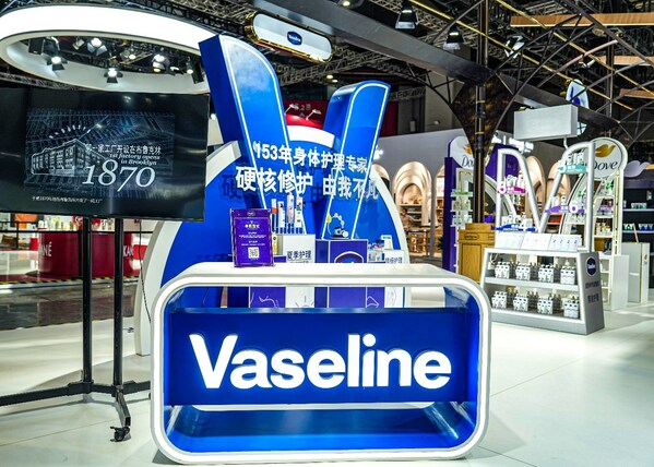 擁有153年歷史的身體護理品牌Vaseline凡士林帶著Pro Derma全新系列產品亮相進博
