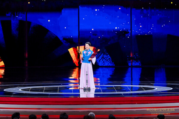 //mma.nyhomeapp.cn/media2/2268514/HE_Saifei_exhilarated_awarded_Best_Actress_starring_Off_Stage.jpg?p=medium600