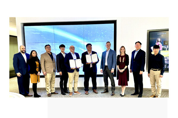UL Solutions 和 Hyundai Mobis 的代表在伊利諾伊州諾斯布魯克的 UL Solutions 總部慶賀雙方簽署諒解備忘錄 (MoU)。該諒解備忘錄為雙方在電動汽車電池安全和性能方面的合作奠定了基礎。