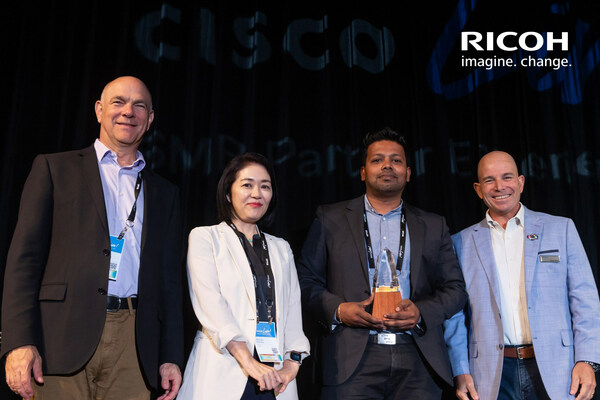//mma.nyhomeapp.cn/media2/2303193/Ragavan_Satkunam__second_right__Head_Digital_Services_RICOH_APAC_receives.jpg?p=medium600