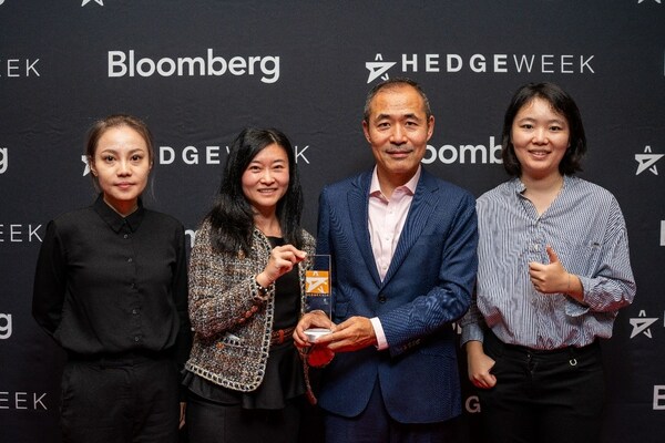 海投全球創始人兼CEO王金龍與團隊參加“2023年Hedgeweek美國大獎”頒獎典禮