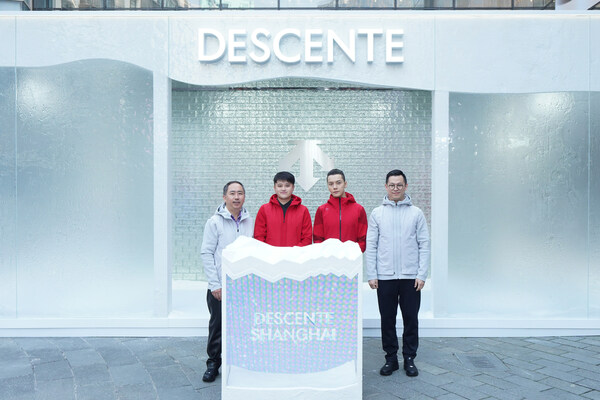 圖4：DESCENTE SHANGHAI城市概念店煥新揭幕儀式；從左至右，瑞安新天地高級商業總監李振輝、迪桑特(中國)有限公司董事長丁少翔、迪桑特品牌代言人陳偉霆、迪桑特(中國)有限公司總裁樂俊