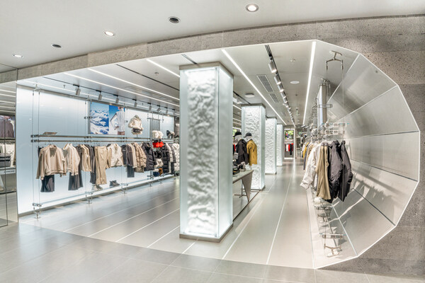 圖10：DESCENTE SHANGHAI城市概念店 發光冰柱設計