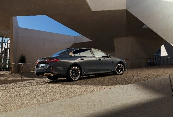 創新純電動BMW i5長軸距版