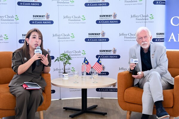 Photo 1: [左起]2024年泰晤士高等教育亞洲大學峰會組委會主席及雙威大學副校長(學術)蔡岦臻教授和雙威大學校長西布朗波佩瑪教授 (PRNewsfoto/Sunway University)
