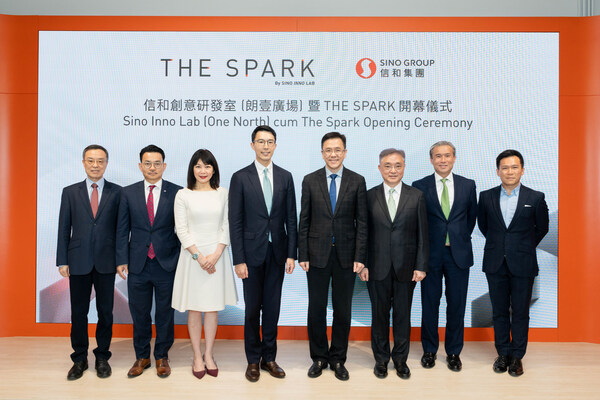 創新科技及工業局局長孫東教授，JP（右四）、信和集團聯席董事黃永龍先生（左四），以及信和集團創新聯席董事楊孟璋先生（右三）、信和集團資產管理董事蔡碧林小姐（左三）、香港工業總會主席莊子雄先生（左二）、中國發明協會副秘書長劉志明先生（左一）、港深創新及科技園有限公司行政總裁馬惟善先生（右二），以及香港鐵路有限公司創新科技主管 - 全球創新潘志健教授工程師（右一）等，一同見證"信和創意研發室"及The Spark 的重要時刻。